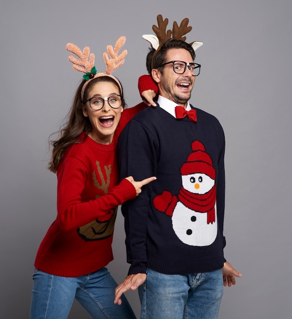 Vue de face du couple nerd au moment de Noël