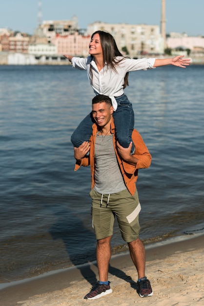 Vue de face du couple romantique, passer du temps à la plage