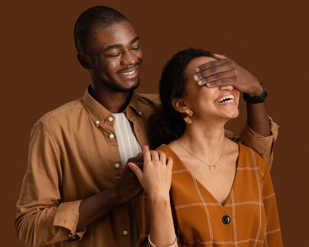 Vue de face du couple souriant posant ensemble et s'amusant