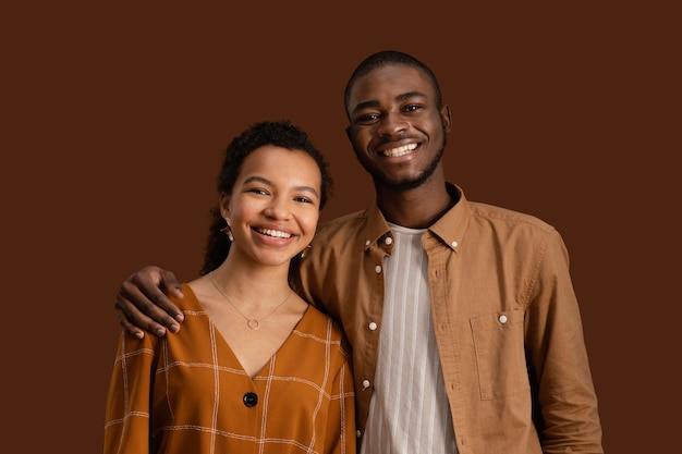 Photo gratuite vue de face du couple souriant posant ensemble