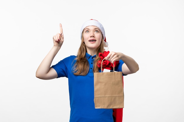 Vue de face du courrier féminin avec cadeau de vacances sur mur blanc