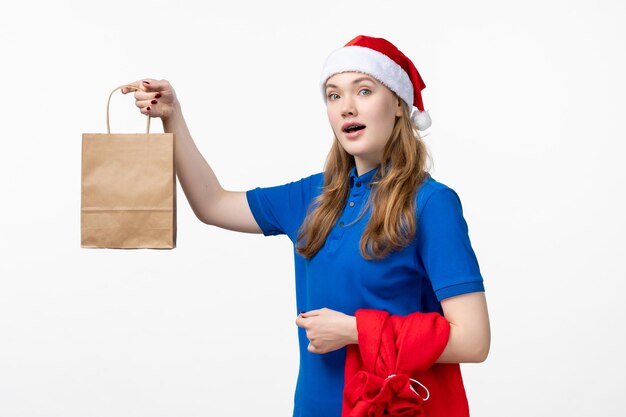 Vue De Face Du Courrier Féminin Avec Cadeau De Vacances Sur Mur Blanc