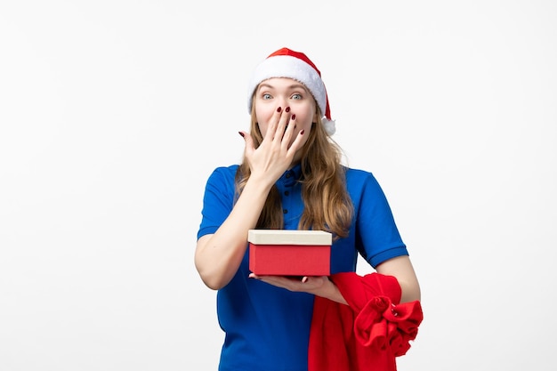 Vue de face du courrier féminin excité par le présent sur le mur blanc