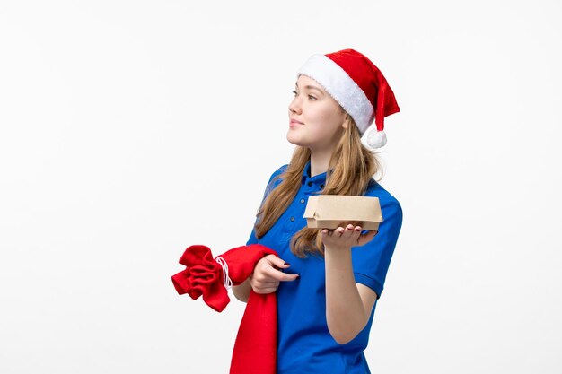 Vue de face du courrier féminin avec livraison de nourriture sur mur blanc