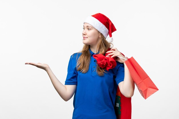 Vue de face du courrier féminin avec peu de présent sur le mur blanc