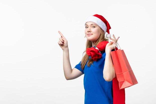 Vue de face du courrier féminin avec peu de présent sur le mur blanc