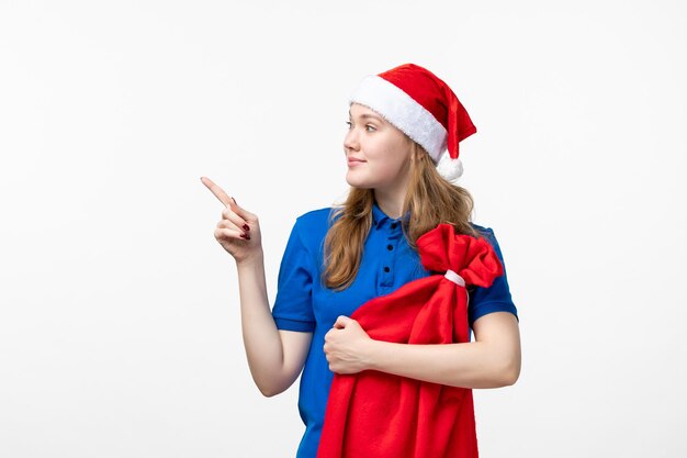 Vue de face du courrier féminin tenant le sac présent sur le mur blanc