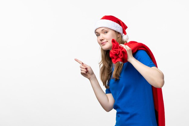 Vue de face du courrier féminin tenant le sac présent sur le mur blanc