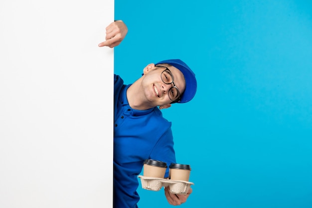 Vue de face du courrier masculin avec du café sur le bleu