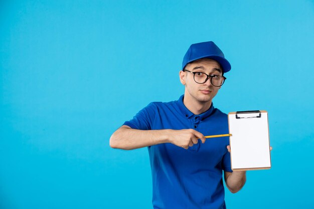 Vue de face du courrier masculin avec note de fichier sur bleu