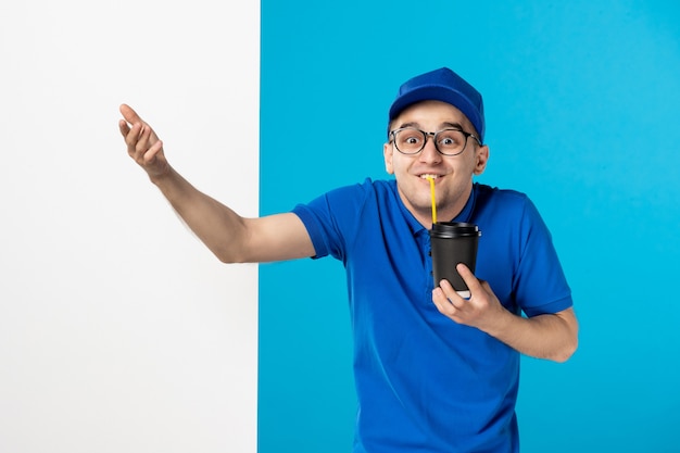 Vue de face du courrier masculin en uniforme avec café de livraison sur bleu