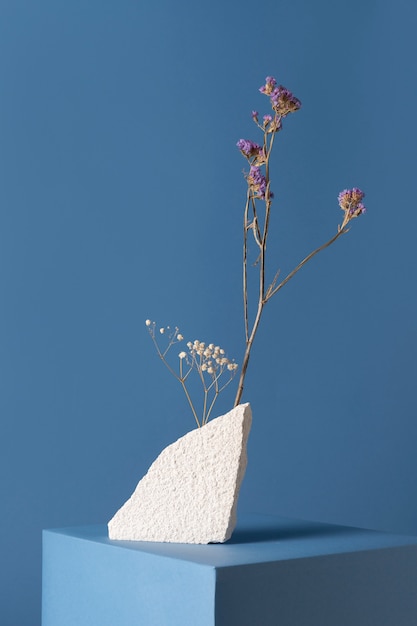 Photo gratuite vue de face du décor de fleurs avec dalle de pierre