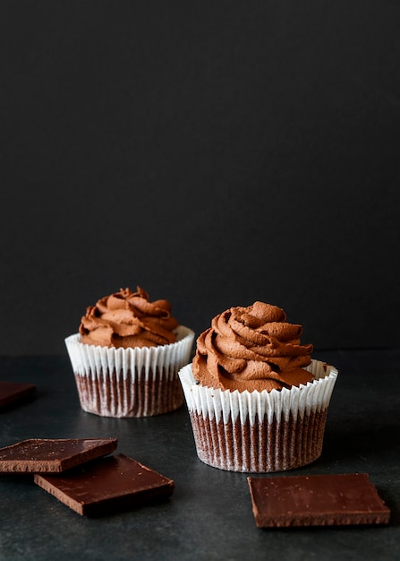 Vue de face du délicieux concept de petit gâteau