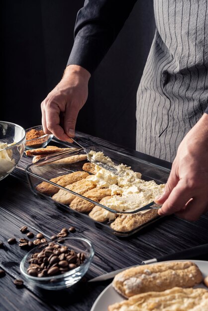 Vue de face du délicieux concept de tiramisu