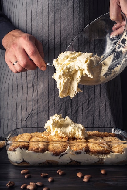 Vue de face du délicieux concept de tiramisu