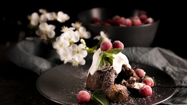 Vue de face du délicieux gâteau au chocolat