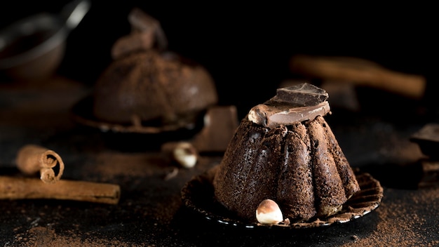 Vue de face du délicieux gâteau au chocolat