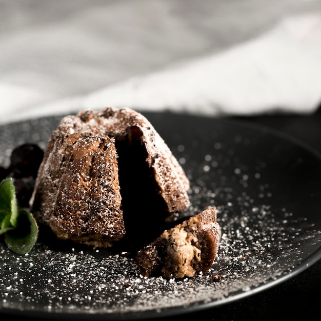 Vue de face du délicieux gâteau au chocolat