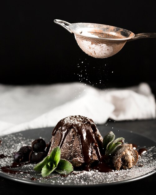 Vue de face du délicieux gâteau au chocolat