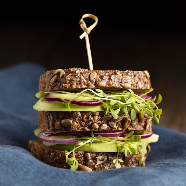 Vue de face du délicieux sandwich à la salade