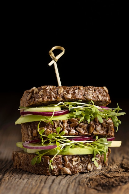 Vue de face du délicieux sandwich à la salade