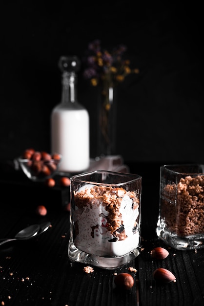 Vue de face du dessert au muesli