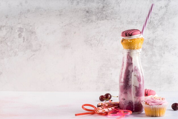 Vue de face du dessert aux fruits avec muffins et espace copie