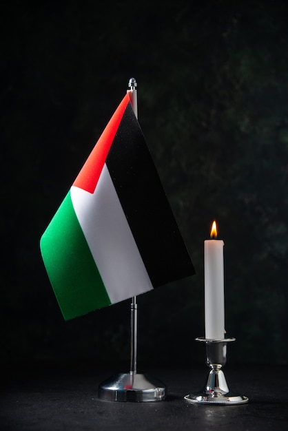 Vue de face du drapeau de la Palestine sur le noir
