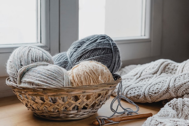 Photo gratuite vue de face du fil dans le panier avec pull