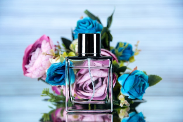 Photo gratuite vue de face du flacon de parfum rectangle fleurs colorées