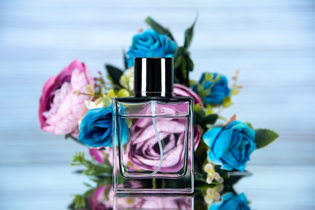 Vue de face du flacon de parfum rectangle fleurs colorées