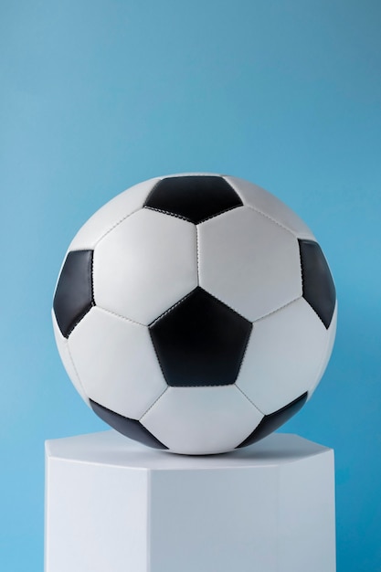 Photo libre de droit de Le Ballon De Football Sest Envolé Dans Le But Le  Ballon De Football Plie Le Filet Sur Fond De Flashs De Lumière Bille De  Football Dans Le