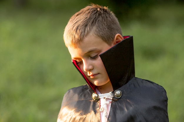 Vue de face du garçon dans le concept de costume de dracula