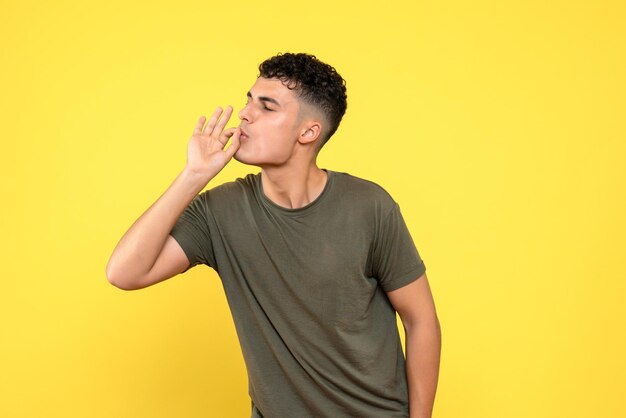 La vue de face du gars aux yeux fermés embrasse les doigts