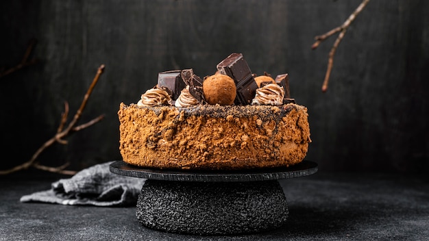 Vue de face du gâteau au chocolat sur le stand