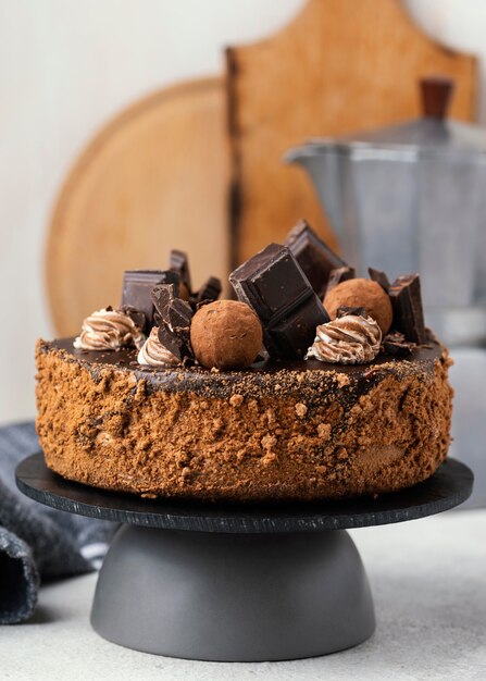 Vue de face du gâteau au chocolat sucré sur le stand