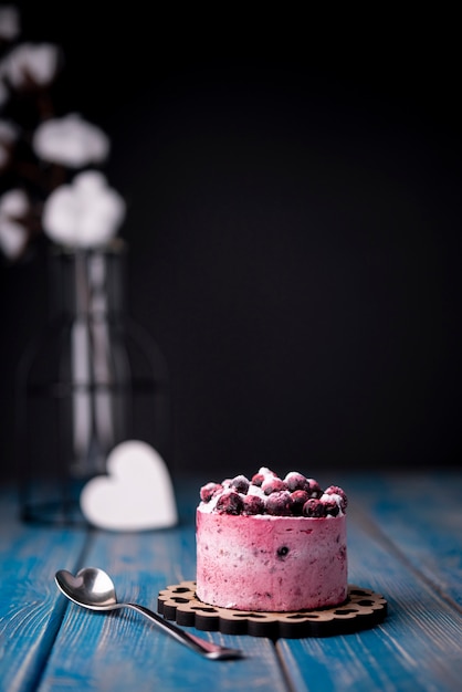 Vue de face du gâteau aux fruits pour la Saint-Valentin avec coeur