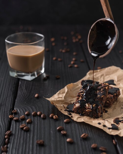 Vue de face du gâteau et du verre de café