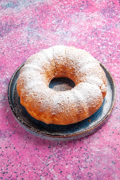 Vue de face du gâteau rond en poudre de sucre