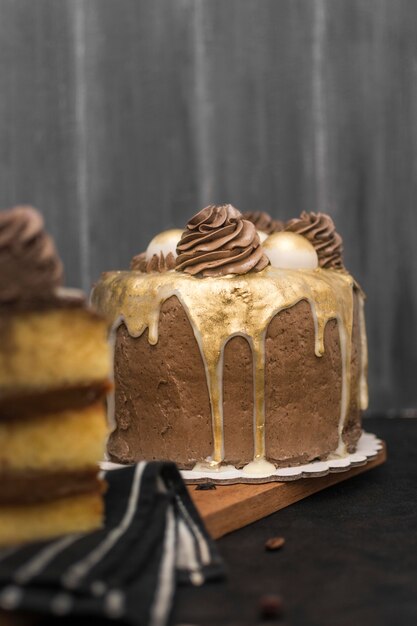 Vue de face du gâteau avec une tranche défocalisée