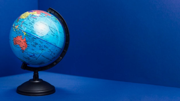 Vue de face du globe terrestre avec copie espace