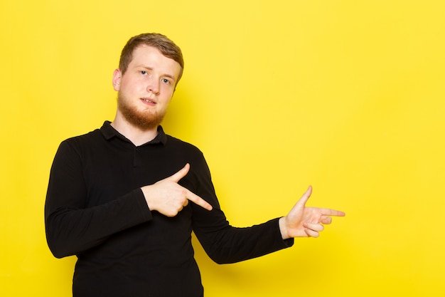 Vue de face du jeune homme en chemise noire posant