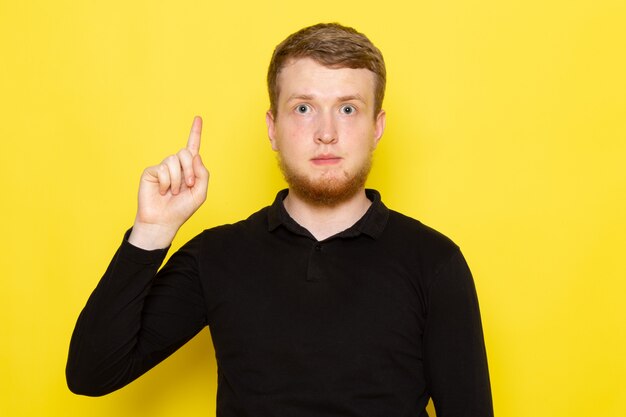 Vue de face du jeune homme en chemise noire posant