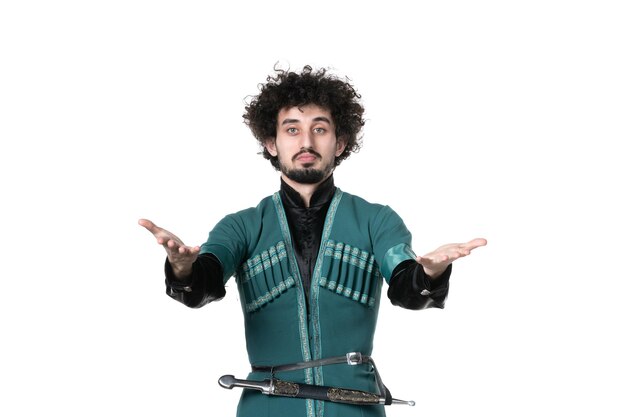 Vue de face du jeune homme en costume traditionnel azerbaïdjanais accueillant sur fond blanc novruz danseur horizontal ethnicité couleurs interprète printemps concept