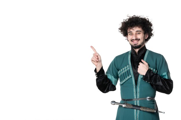 Vue de face du jeune homme en costume traditionnel azerbaïdjanais sur fond blanc novruz concept couleurs de printemps ethnicité danseur horizontal interprètes