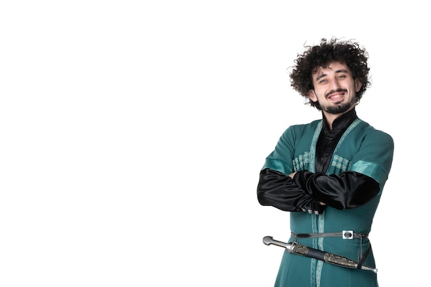 Photo gratuite vue de face du jeune homme souriant en costume traditionnel azerbaïdjanais sur fond blanc danseur printemps novruz couleurs horizontales interprète concept ethnicité