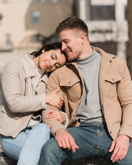 Vue de face du joli couple embrassé à l'extérieur