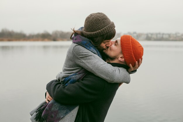 Vue de face du joli couple à l'extérieur