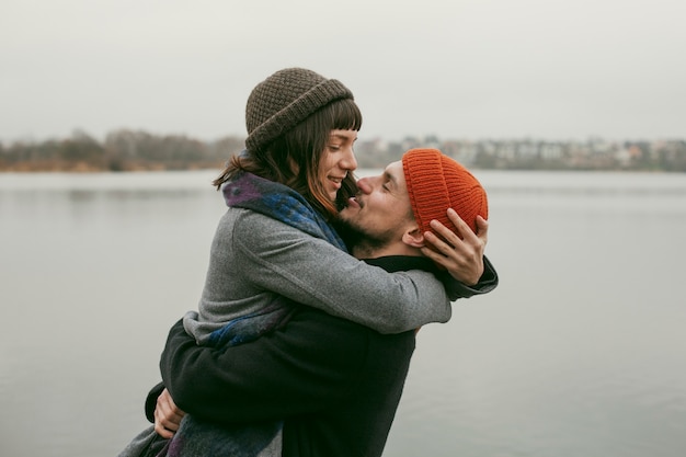 Vue de face du joli couple à l'extérieur