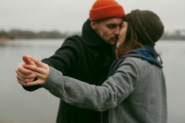 Photo gratuite vue de face du joli couple à l'extérieur